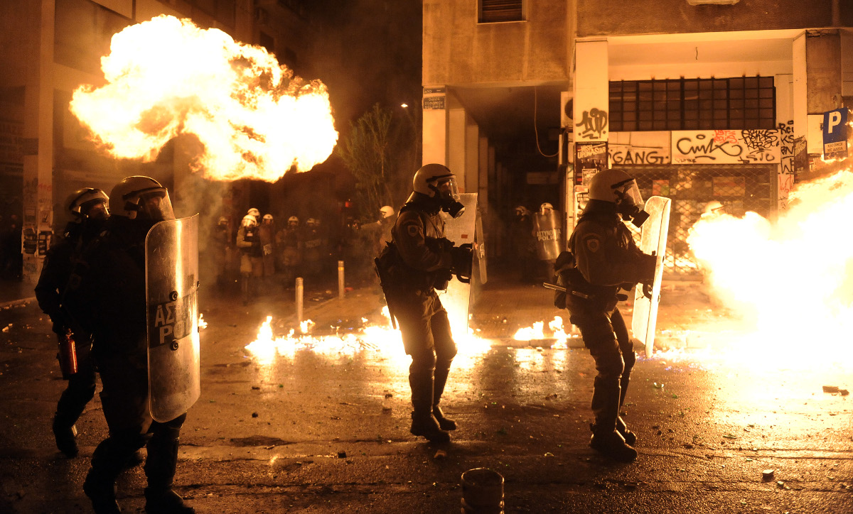 «Νομιμοποιούν» τη χρήση εμπρηστικών βομβών «μολότοφ»: Από κακούργημα… απλό πλημμέλημα !