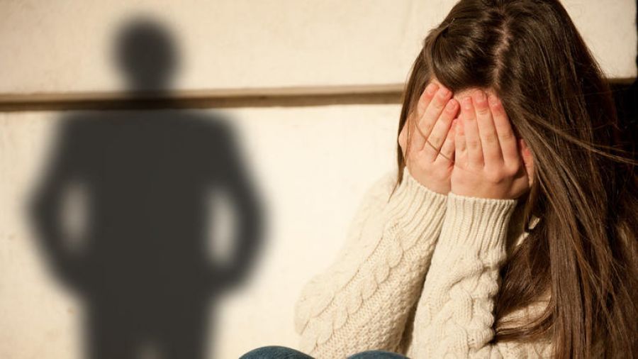«Ο γυμνασιάρχης με ρώτησε τί εσώρουχα φοράω & με φίλησε πάνω από το…» – Σάλος στη Ρόδο από καταγγελία 13χρονης