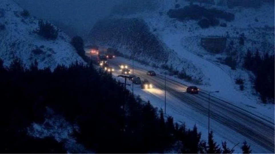 Χιονόπτωση στην ορεινή Φθιώτιδα – Εγκλωβίστηκαν οχήματα στο δρόμο για Δομοκό (φώτο)