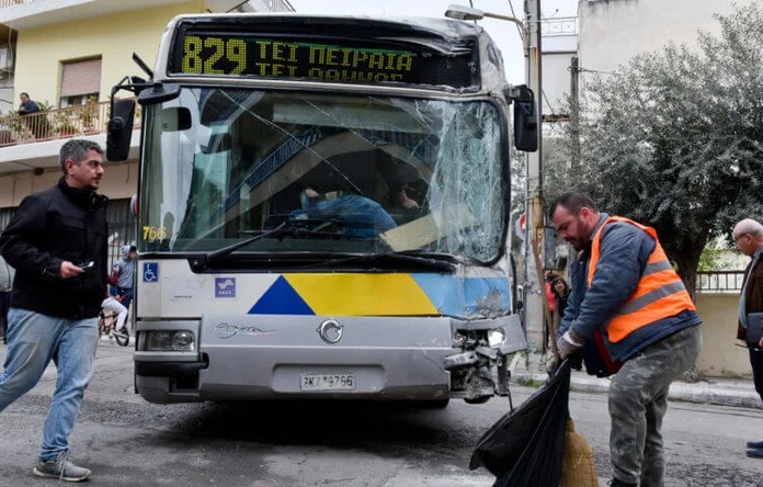 Μαρτυρίες για τη σύγκρουση λεωφορείων στο Αιγάλεω: «Ο οδηγός είδε το άλλο λεωφορείο αλλά συνέχισε να τρέχει»