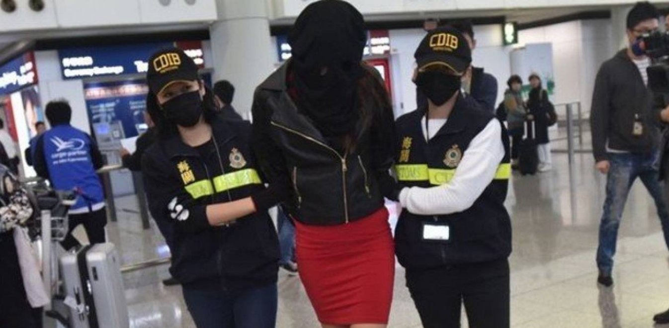 «Not guilty» ακούστηκε στο δικαστήριο και το 21χρονο μοντέλο κατέρρευσε στην αγκαλιά της οικογένειάς της (φωτο)