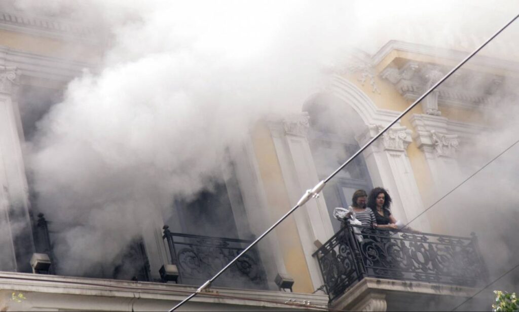 H γυναίκα στο μπαλκόνι της Marfin απαντάει στον Γ.Κυρίτση: «Οι συνάδελφοι δεν σκοτώθηκαν σε τροχαίο αλλά από μολότοφ»