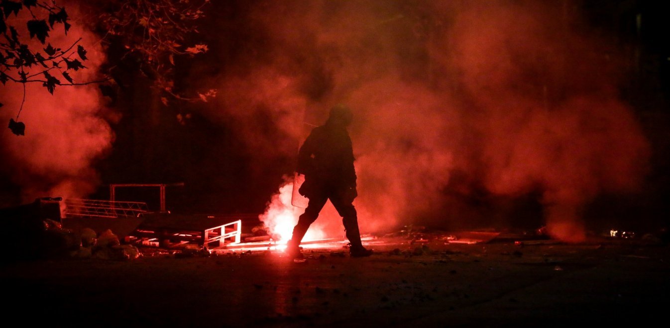 Αστυνομικός: «Με έσωσαν συνάδελφοί μου από μολότοφ» (βίντεο)
