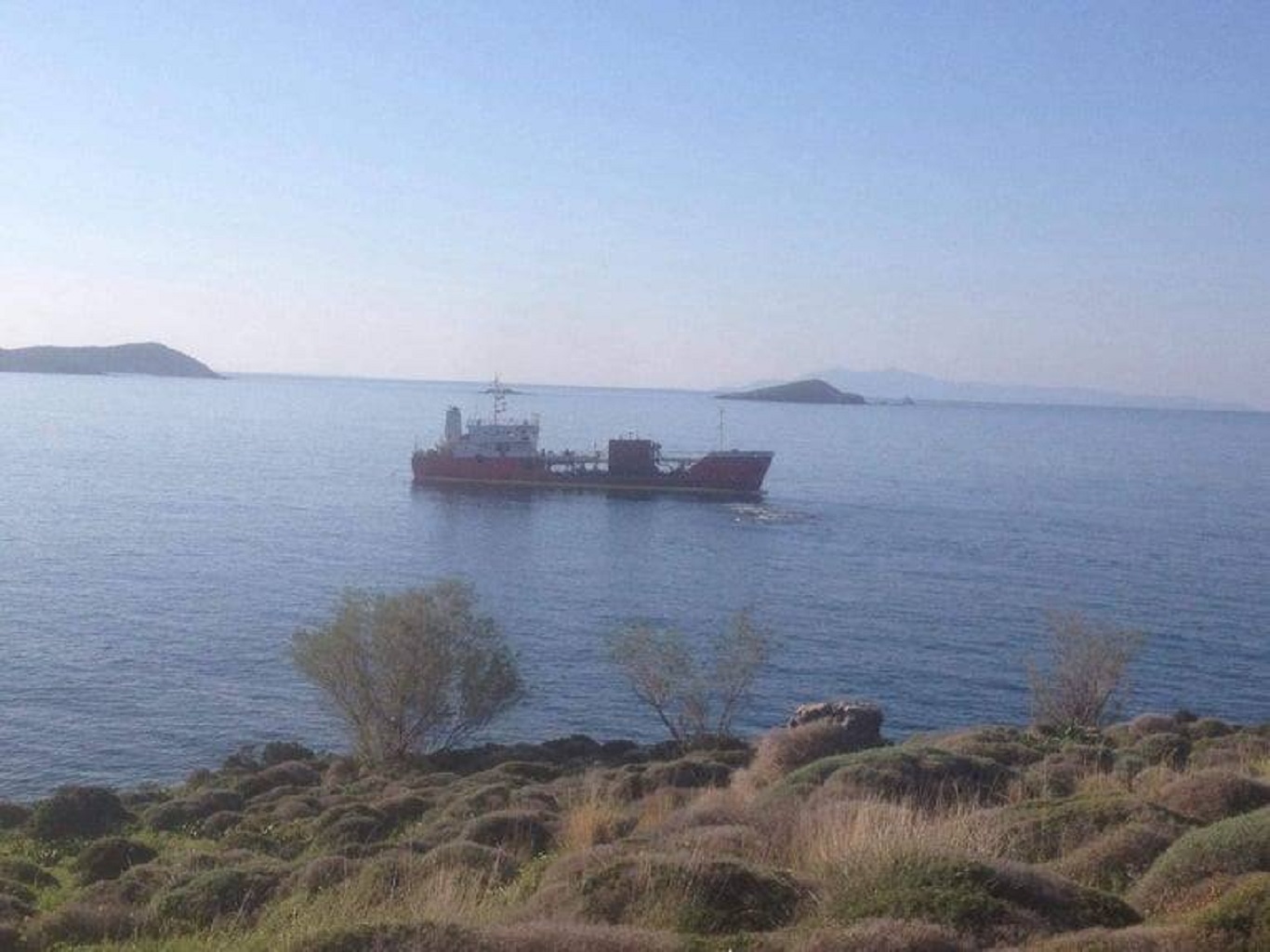 Άνδρος: Ρήγμα 15 εκατοστών εντοπίστηκε στο δεξαμενόπλοιο