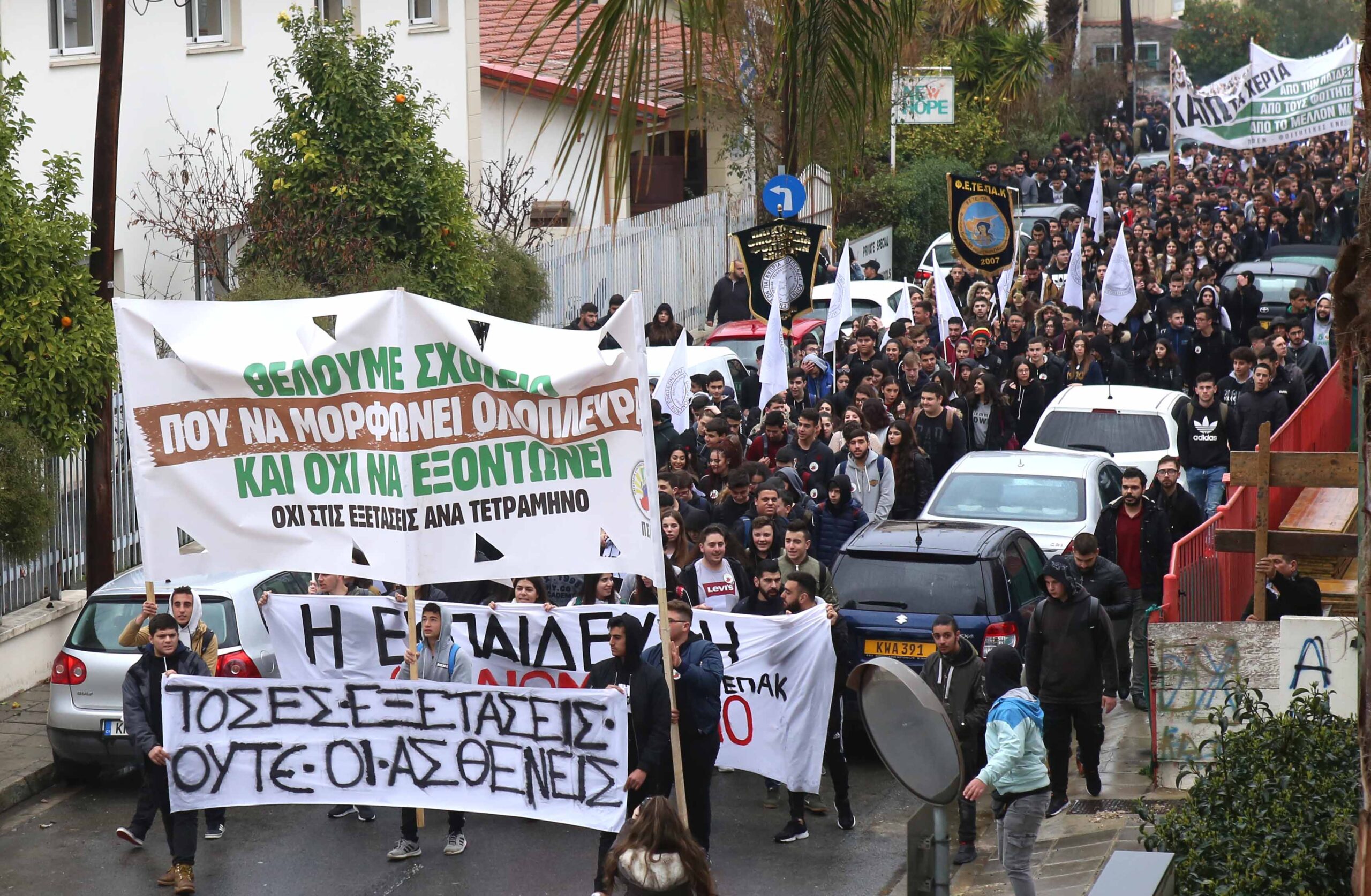 Κρήτη: Επεισόδια σημειώθηκαν κατά την επίσκεψη Γαβρόγλου- Φοιτητές με πανό και σημαίες εναντίον ΜΑΤ (φωτο)