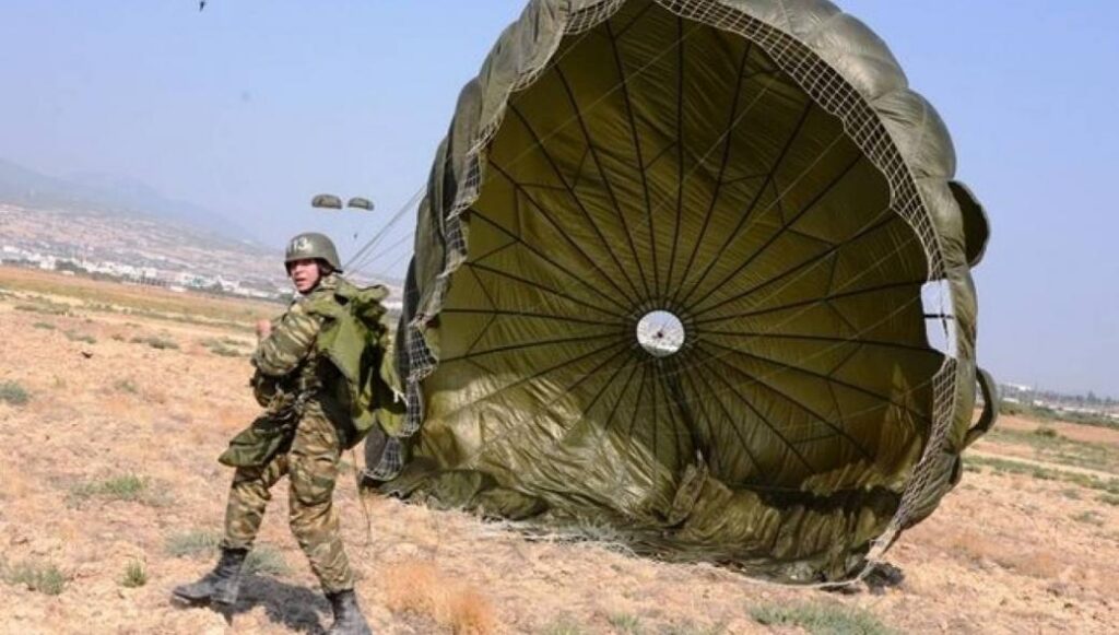 Έμπειρος και με τιμητική διάκριση ο αλεξιπτωτιστής που έπεσε στα καλώδια της ΔΕΗ
