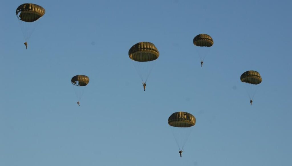 Αλεξιπτωτιστής έπεσε σε καλώδια της ΔΕΗ μετά από πτώση από C130