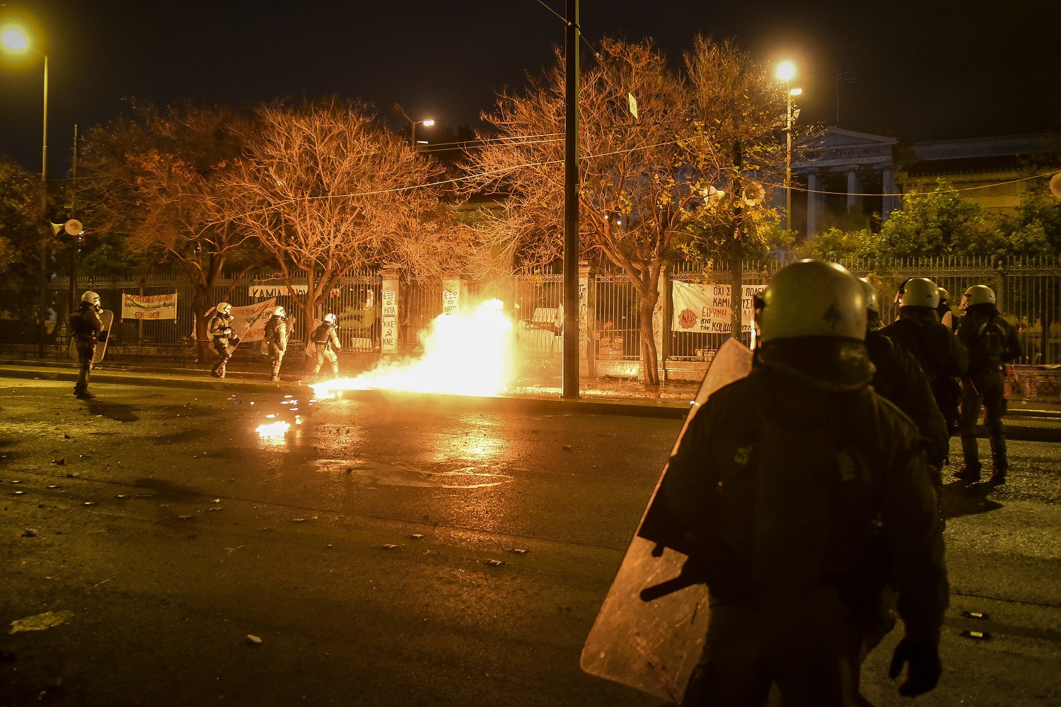 Επεισόδια χθες το βράδυ στο Πολυτεχνείο- Τραυματίστηκε αστυνομικός