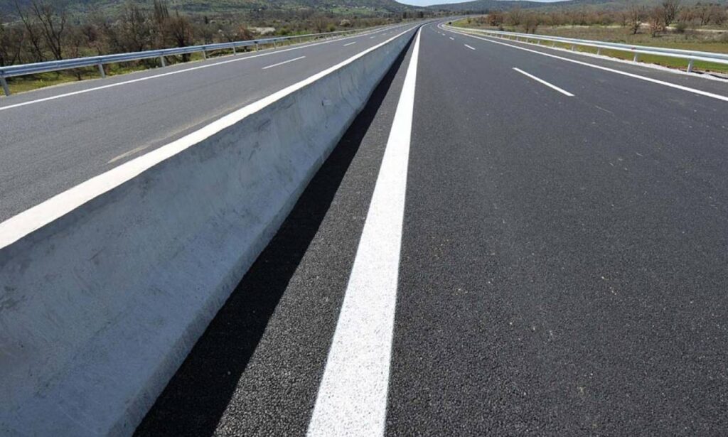 Οδηγός μπήκε στο αντίθετο ρεύμα στην παλιά εθνική Αθηνών – Κορίνθου και έκανε αναστροφή επιτόπου (βίντεο)