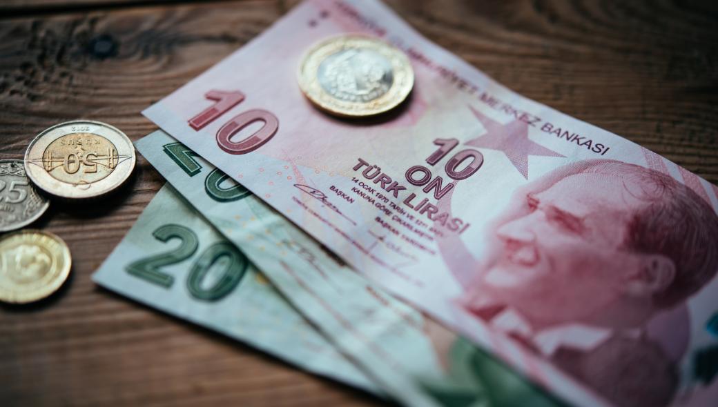 Ο Ερντογάν απειλεί τους Τούρκους που αγοράζουν ξένο συνάλλαγμα: «Θα πληρώσετε βαρύ τίμημα»