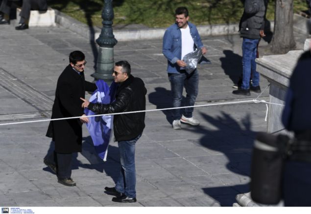 Αστυνομικοί απομάκρυναν πολίτη που προχώρησε σε αποδοκιμασίες από την πλατεία Συντάγματος (φωτο)