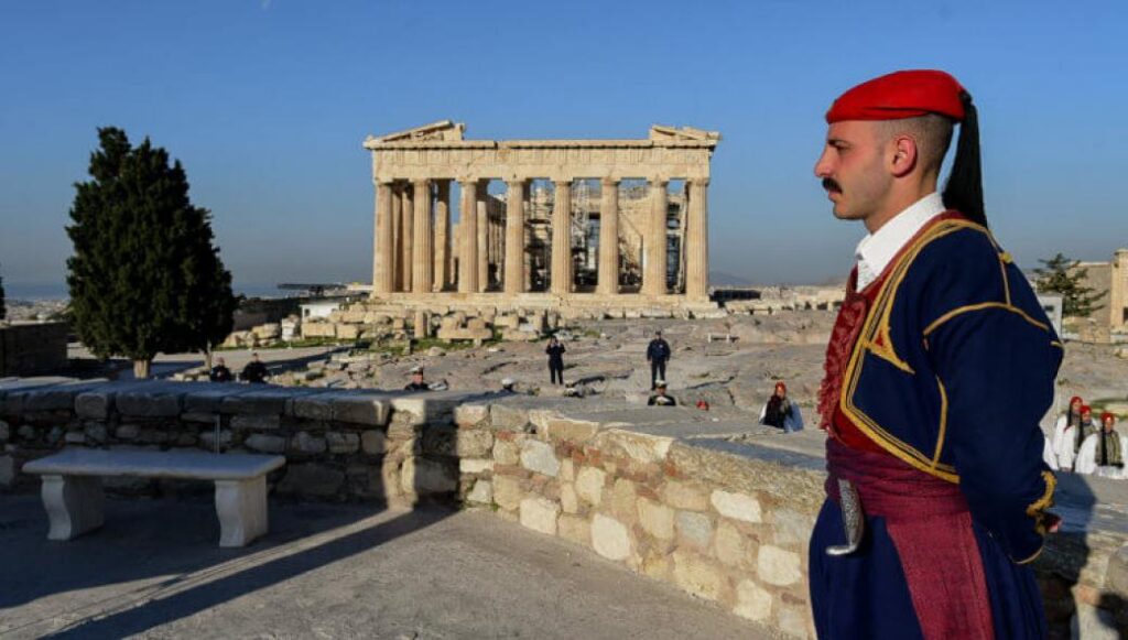 Δείτε φωτογραφίες από την έπαρση της σημαίας από τους Ευζώνους στην Ακρόπολη (φωτο)