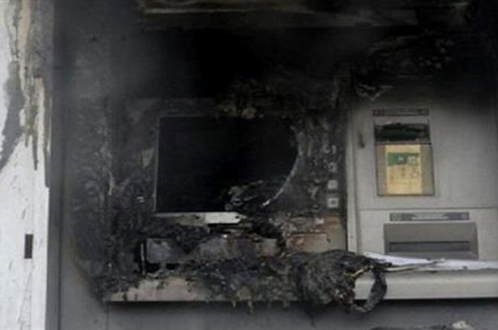 Ανατίναξη ΑΤΜ στην Παιανία: Οι δράστες ειδοποίησαν υπαλλήλους καφετέριας να κλειδωθούν μέσα
