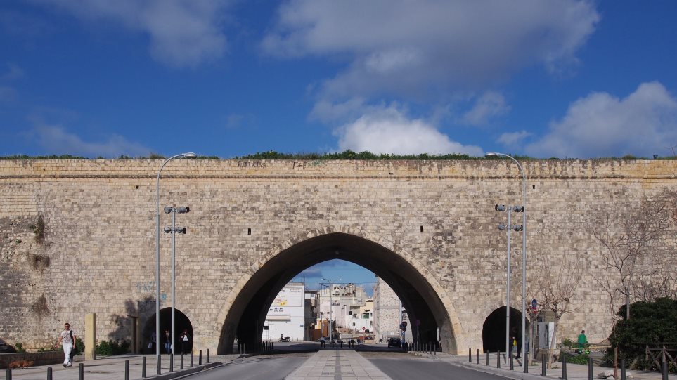 Άνδρας έπεσε από τα τείχη στο Ηράκλειο