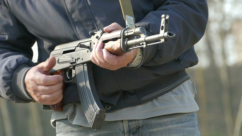 Αγρια μάχη με ΑΚ-47 Καλάσνικοφ σε καταυλισμό Ρομά στην Λαμία – Δύο τραυματίες