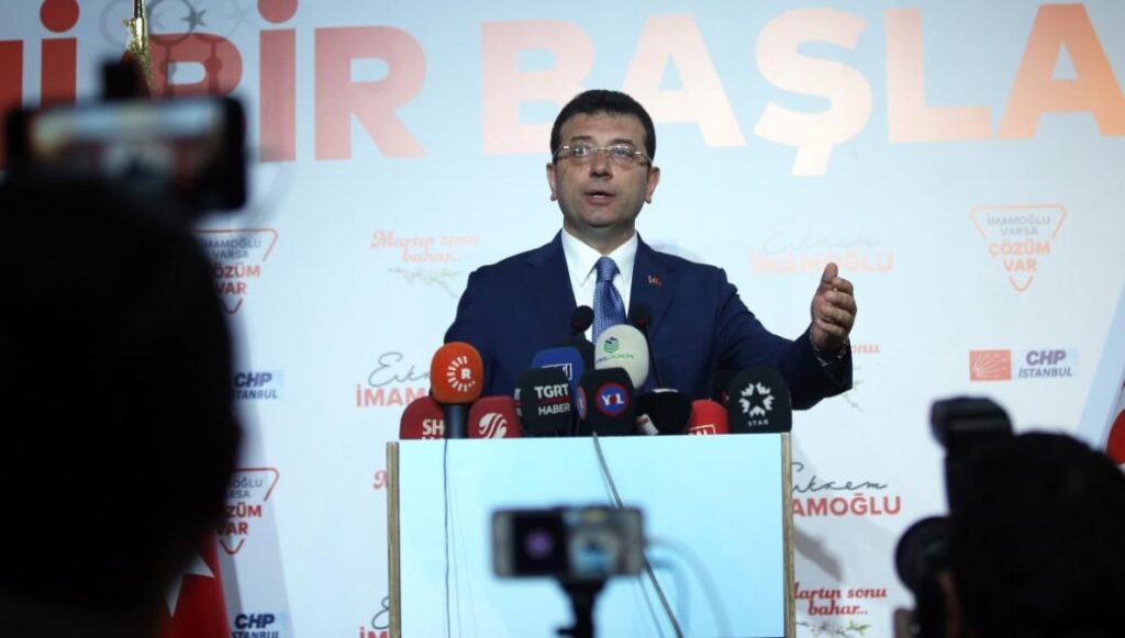 Αυτός είναι ο νέος δήμαρχος της Κωνσταντινούπολης και «εχθρός» του Ερντογάν (φώτο)