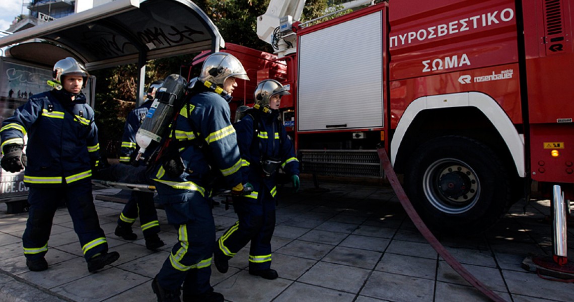 Μεγάλη πυρκαγιά στην Γλυφάδα καίγονται μαγαζιά στο κέντρο της – Πυκνοί καπνοί σκεπάζουν την πόλη (βίντεο)