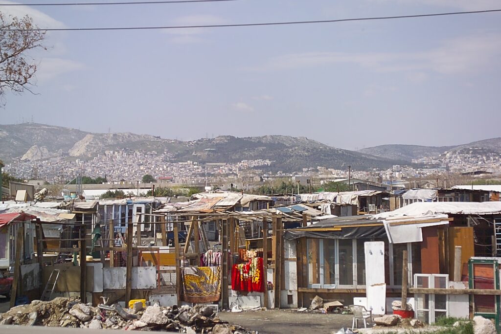 Μεγάλη επιχείρηση της ΕΛ.ΑΣ. σε καταυλισμό Ρομά στην Θήβα: Έκαναν επιθέσεις σε οδηγούς