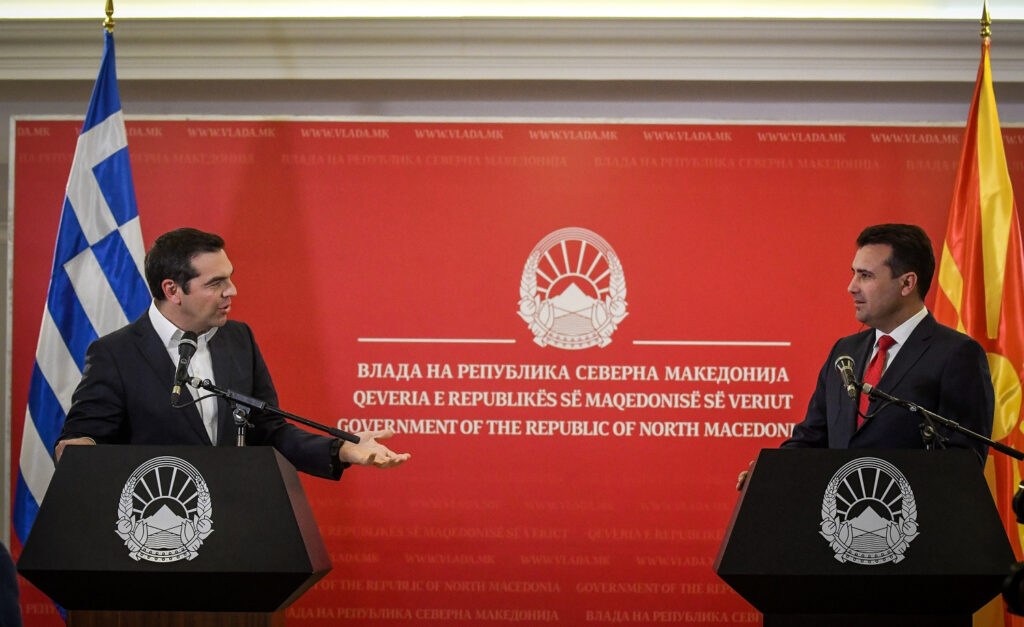 Η επίσκεψη Τσίπρα στα Σκόπια νομιμοποίησε την εκχώρηση της Μακεδονίας και τις παράλογες απαιτήσεις των Σκοπιανών
