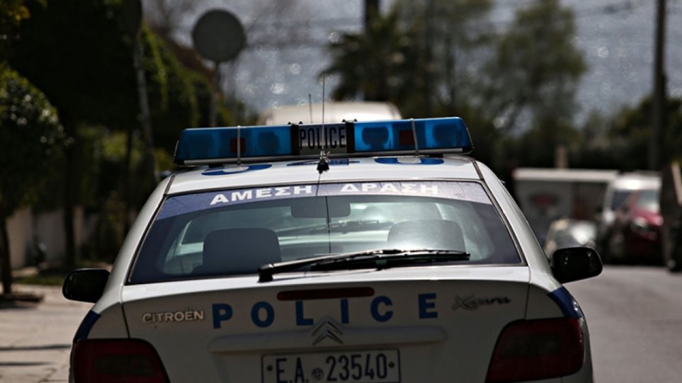 Καρέ-καρέ η κλοπή κινητού από κατάστημα στο Ηράκλειο (βίντεο)