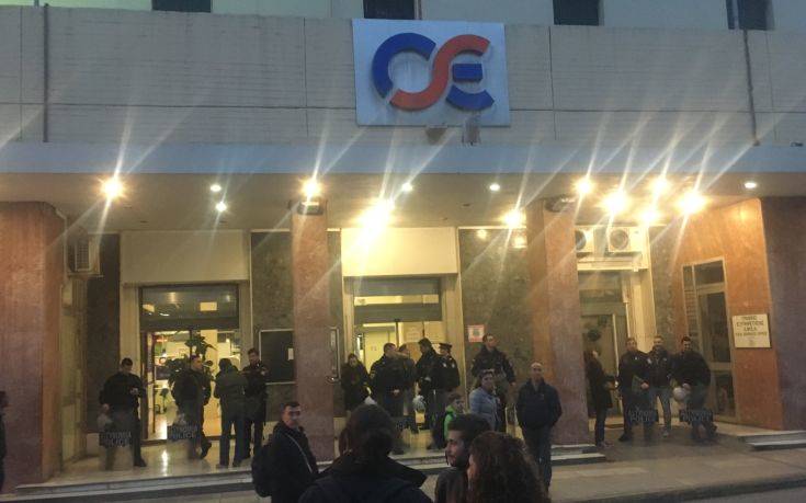 Παραμένει κλειστός ο Σταθμός Λαρίσης από τους αλλοδαπούς – Αγωνιώδεις προσπάθειες για να μη φύγουν από την Ελλάδα