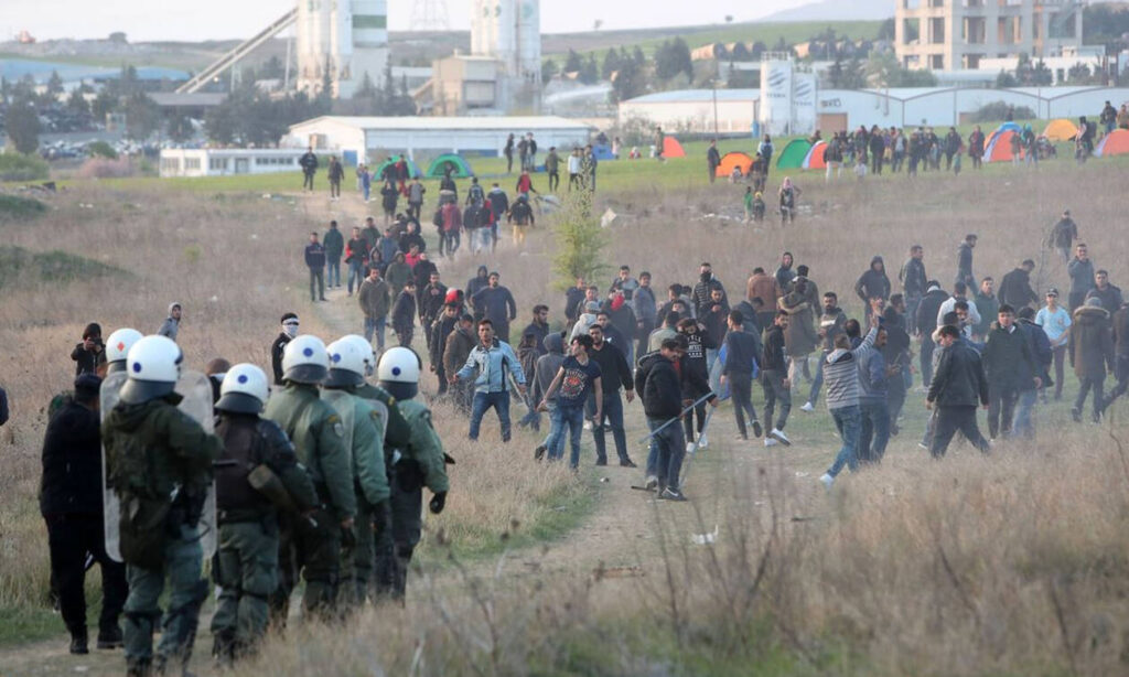 Αγριες συγκρούσεις στα Διαβατά: Αλλοδαποί επιτίθενται κατά κύματα εναντίον των ΜΑΤ – Ενας τραυματίας (βίντεο)