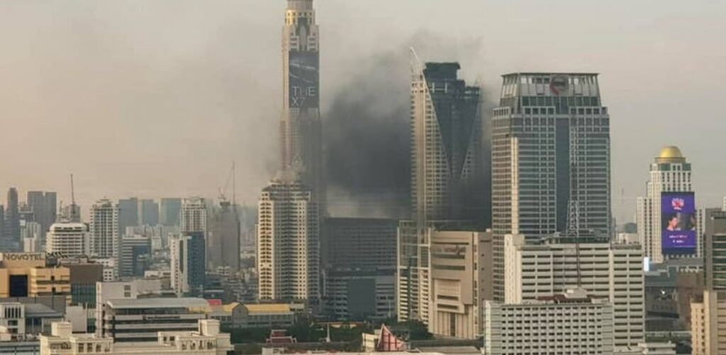 Πύρινη «κόλαση» στη Μπανγκόνγκ-Ουρανοξύστης 57 ορόφων τυλίχθηκε στις φλόγες-Άνθρωποι πηδούν από τα παράθυρα(φώτο-βίντεο)
