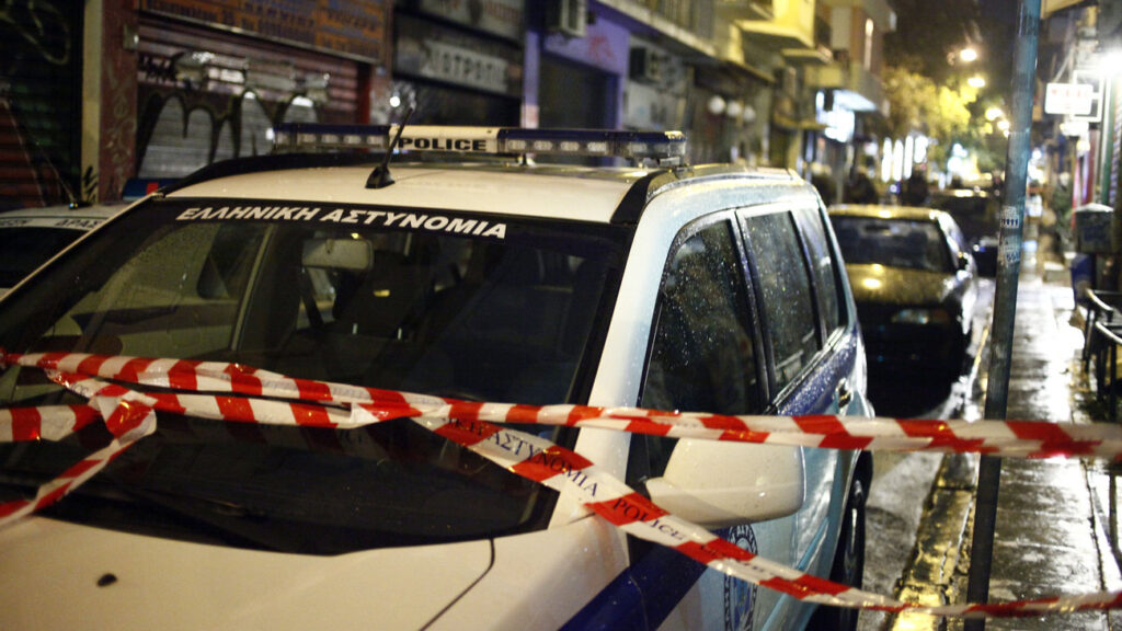 Επίθεση αναρχικών σε περιπολικό στα Εξάρχεια (φώτο)