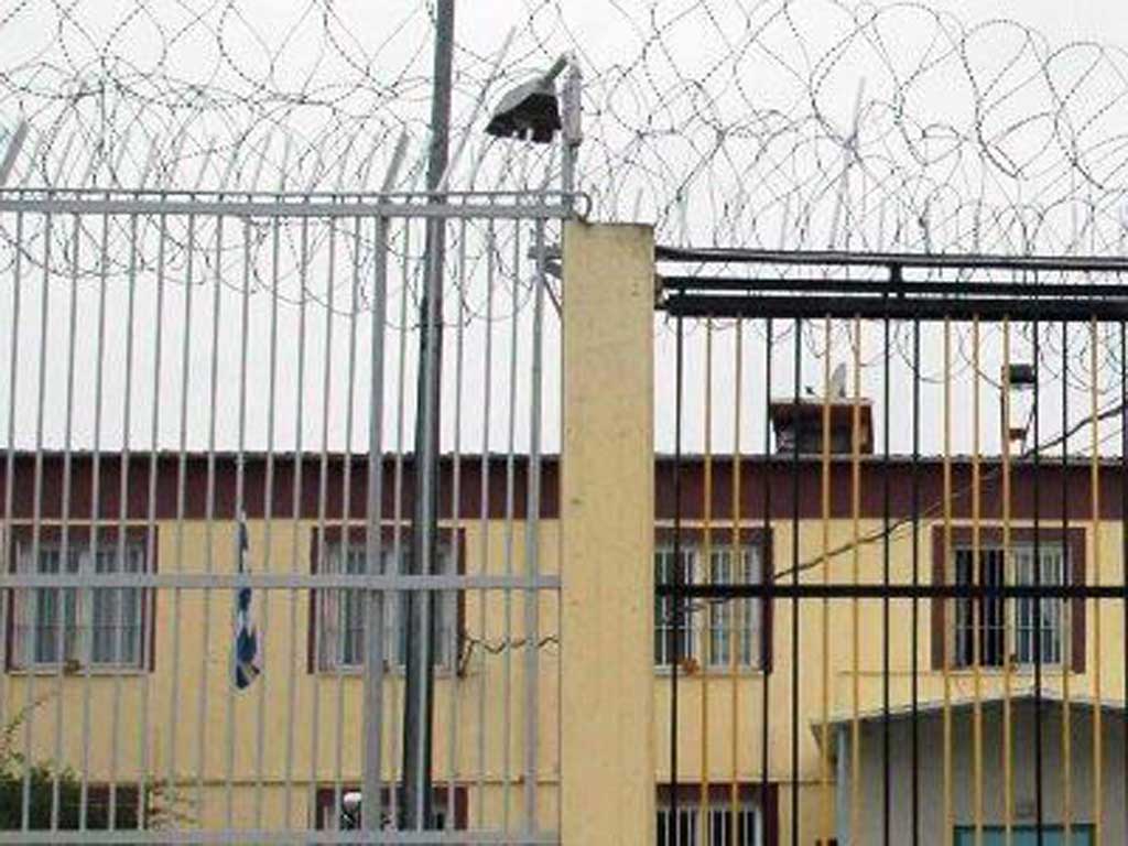 Συνελήφθη άνδρας που πέταξε κινητά στο προαύλιο των φυλακών Λάρισας