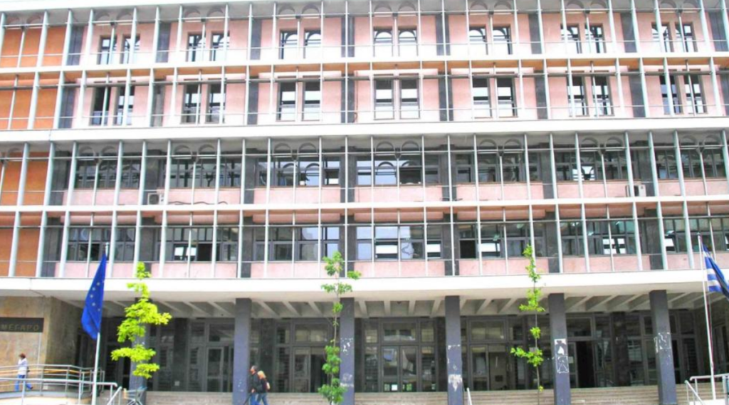 Φρίκη στη Θεσσαλονίκη: Ο ένας υπάλληλος κακοποιούσε και ο άλλος βιντεοσκοπούσε ασθενή με νοητικά προβλήματα