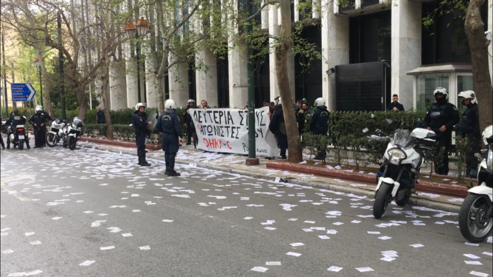 «Ντου» αναρχικών στο υπουργείο Εξωτερικών (βίντεο)
