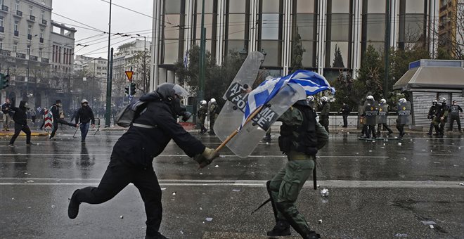 ΕΣΠΗΤ: «Βίαιη, βάρβαρη και απρόκλητη η επίθεση που δέχτηκε στα Εξάρχεια ο φωτορεπόρτερ»