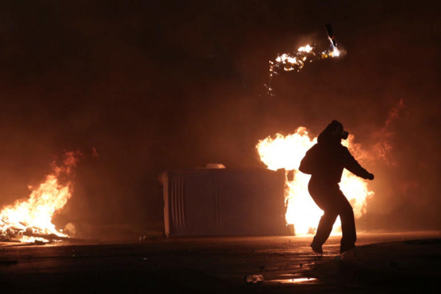 Νέα επεισόδια στα Εξάρχεια: Μολότοφ και χημικά από κουκουλοφόρους και ΜΑΤ (βίντεο)