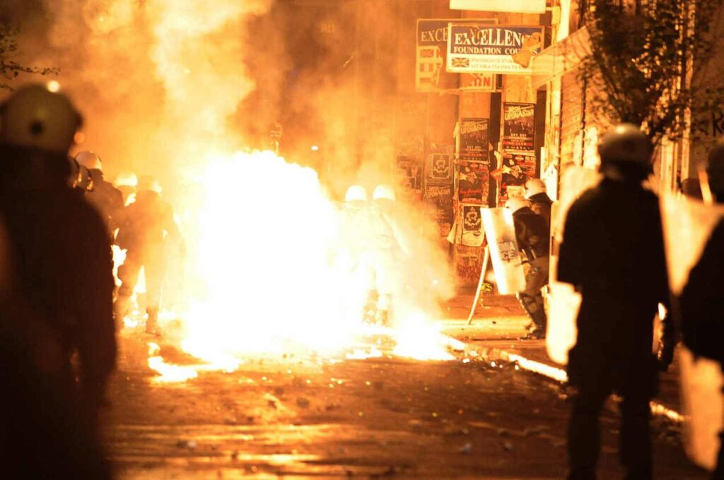 Εξάρχεια: Αναρχικοί απειλούν τα ΜΑΤ – «Θα έχετε την τύχη των λιμενικών» (βίντεο)