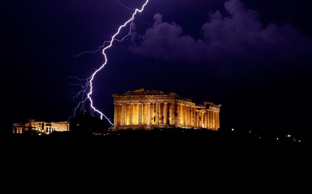 «Μια λάμψη μ’ έριξε κάτω, δεν ξέρω πως βγήκα» – Τα όσα έζησε περιγράφει αρχαιοφύλακας της Ακρόπολης (βίντεο)