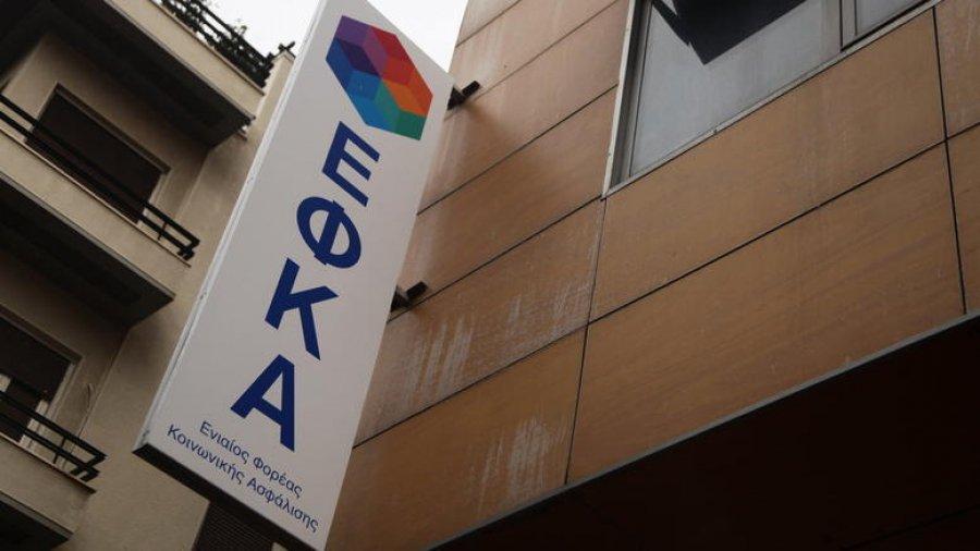 Εισέβαλαν σε υποκατάστημα ΕΦΚΑ στη Θεσσαλονίκη και πέταξαν τρικάκια (φώτο)