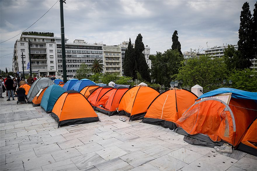 H κυβέρνηση παρακαλεί τους αλλοδαπούς στο Σύνταγμα: «Φύγετε γιατί δημιουργείτε αρνητική εικόνα»