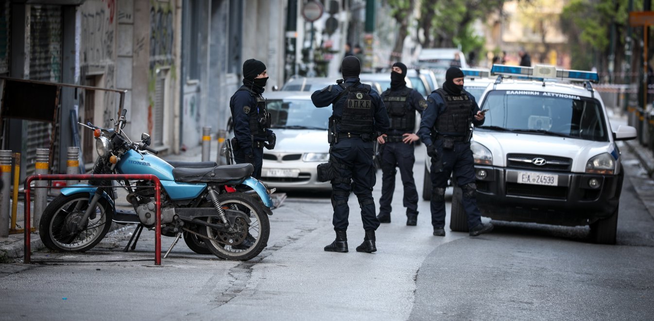 Εξάρχεια: Μοτοσικλετιστές επιτέθηκαν σε πεζό – Τον έριξαν κάτω και τον χτυπούσαν