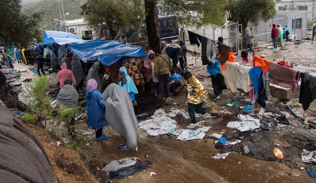 Μόρια: Τέσσερις ανήλικοι τραυμάτισαν δύο νεαρούς με μαχαίρια και ξύλινα ρόπαλα