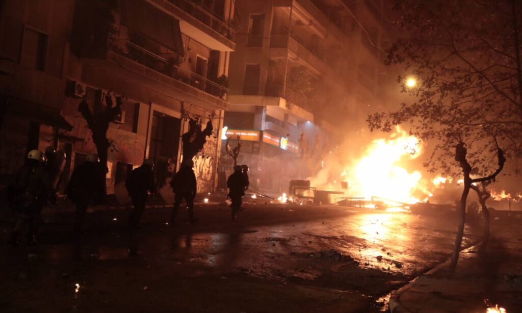 Εξάρχεια: Επεισόδια με βόμβες μολότοφ κατά αστυνομικών