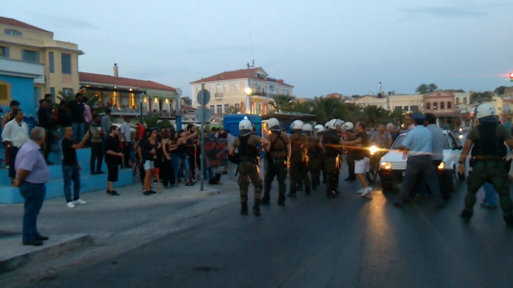 Πάτρα: Σε εξέλιξη η γνωστή επιχείρηση  για απομάκρυνση παράνομων μεταναστών από το κτίριο Λαδόπουλου