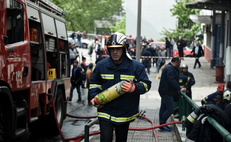 «Πανικός» στο ΑΠΘ από τη φωτιά: Εγκλωβίστηκε 28χρονη και ένας εργαζόμενος (βίντεο-φωτο)
