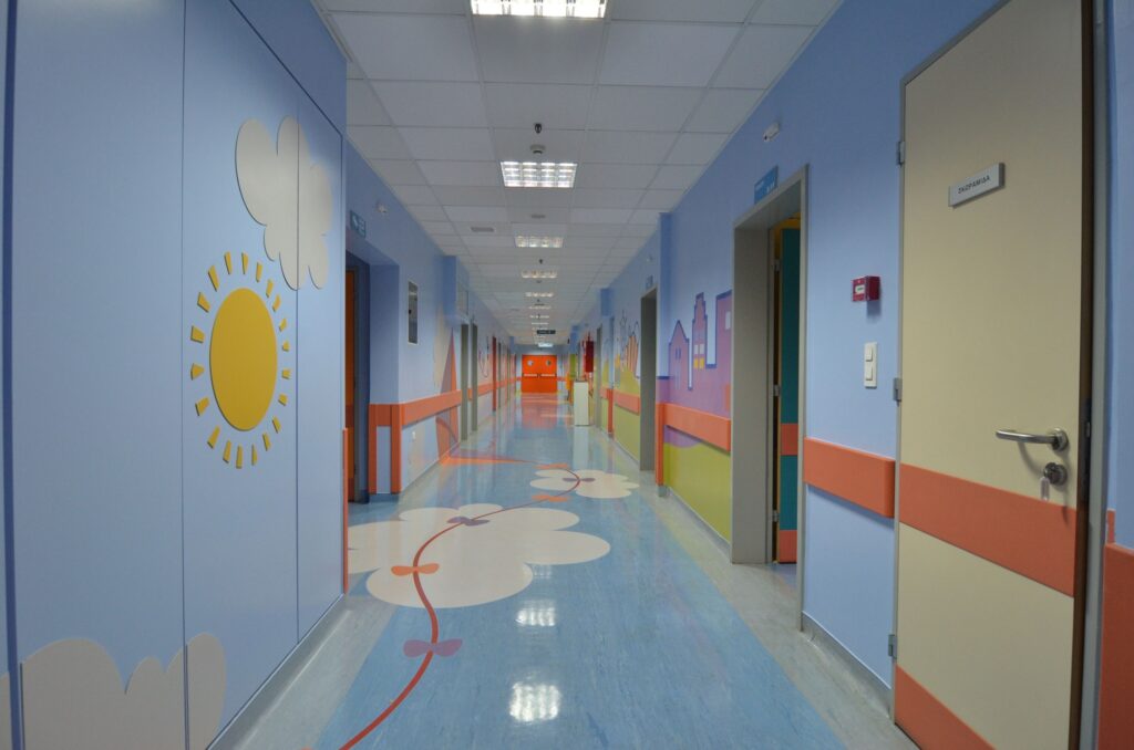 Φάληρο: Σε κρίσιμη κατάσταση ο 5χρονος που καταπλακώθηκε από γκαραζόπορτα (βίντεο)