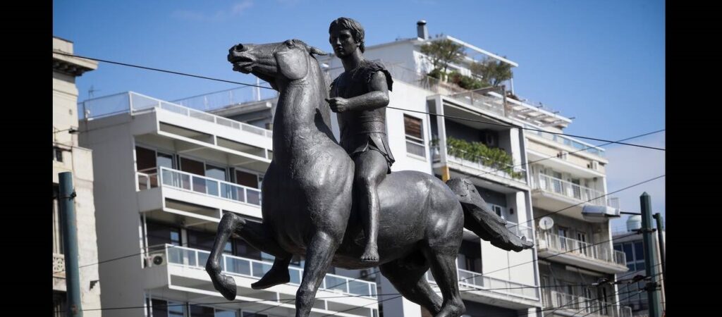 Ομάδες περιθωριακών βανδάλισαν το άγαλμα του Μεγάλου Αλεξάνδρου: «Ο Μεγαλέκος ήταν φονιάς των λαών…» (φωτό)