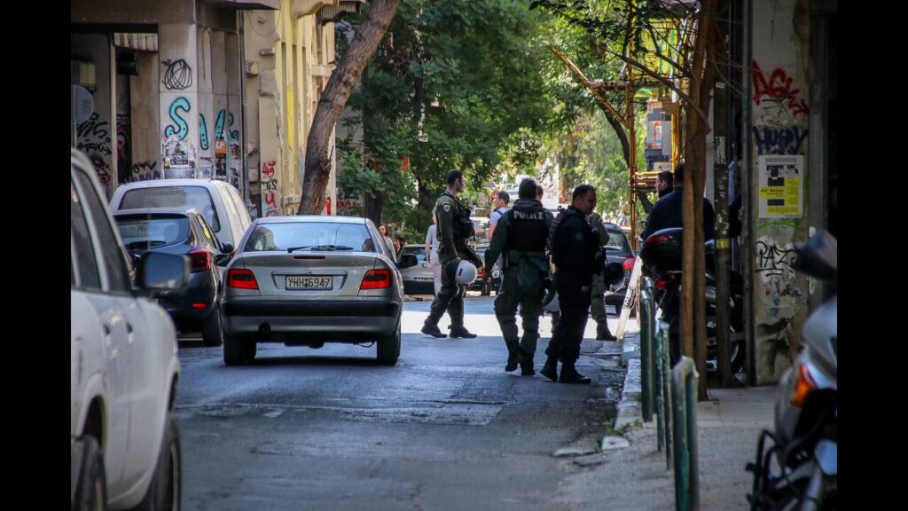 Kωμικοτραγικές καταστάσεις στα Εξάρχεια: Αναρχικοί κυνήγησαν συνεργείο της ΔΕΗ