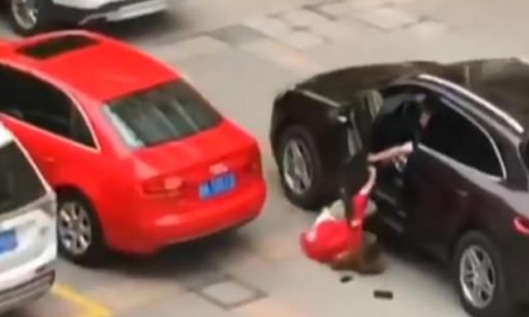 Την πέταξε από την Porsche του και την πάτησε επειδή δεν ήθελε να είναι μαζί του (βίντεο)