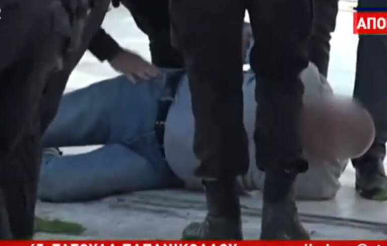 Καρέ–καρέ η στιγμή που συλλαμβάνεται ο 52χρονος αδελφοκτόνος (βίντεο)