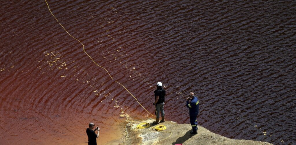 Serial killer της Κύπρου:  Δείτε την φορτισμένη στιγμή στην Κόκκινη Λίμνη μετά την ανάσυρση της βαλίτσας (βίντεο)