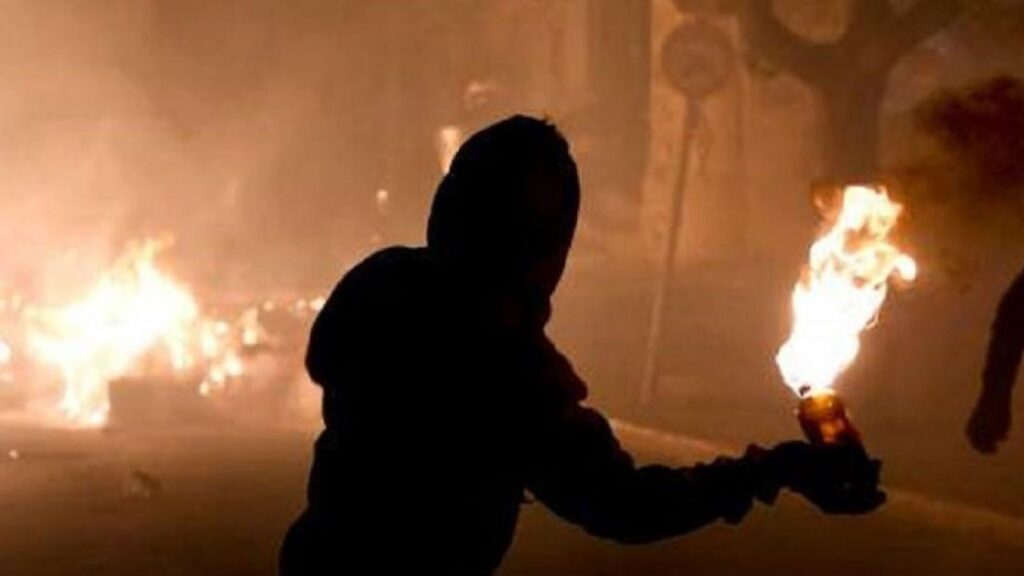 «Γυαλιά καρφιά» η Αθήνα: Περιθωριακοί σπάνε τράπεζες & μαγαζιά για τον Κουφοντίνα – Υπέστησαν σοκ οι τουρίστες