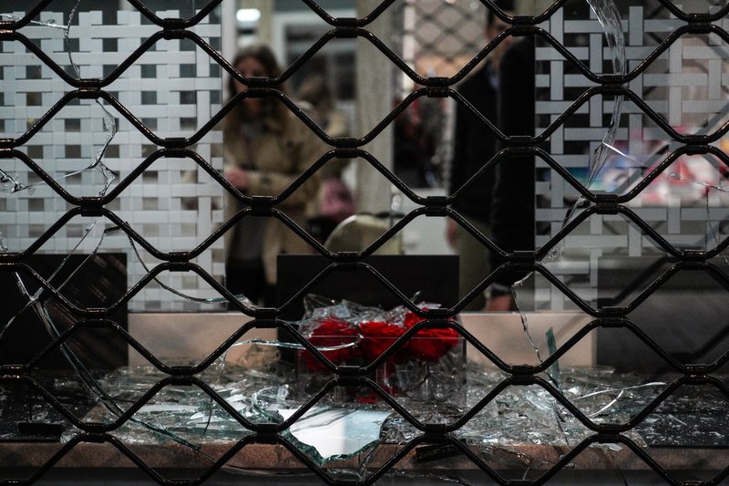 Εικόνα απόγνωσης η Βουκουρεστίου – Χάος άφησαν πίσω τους οι κουκουλοφόροι (φωτο)